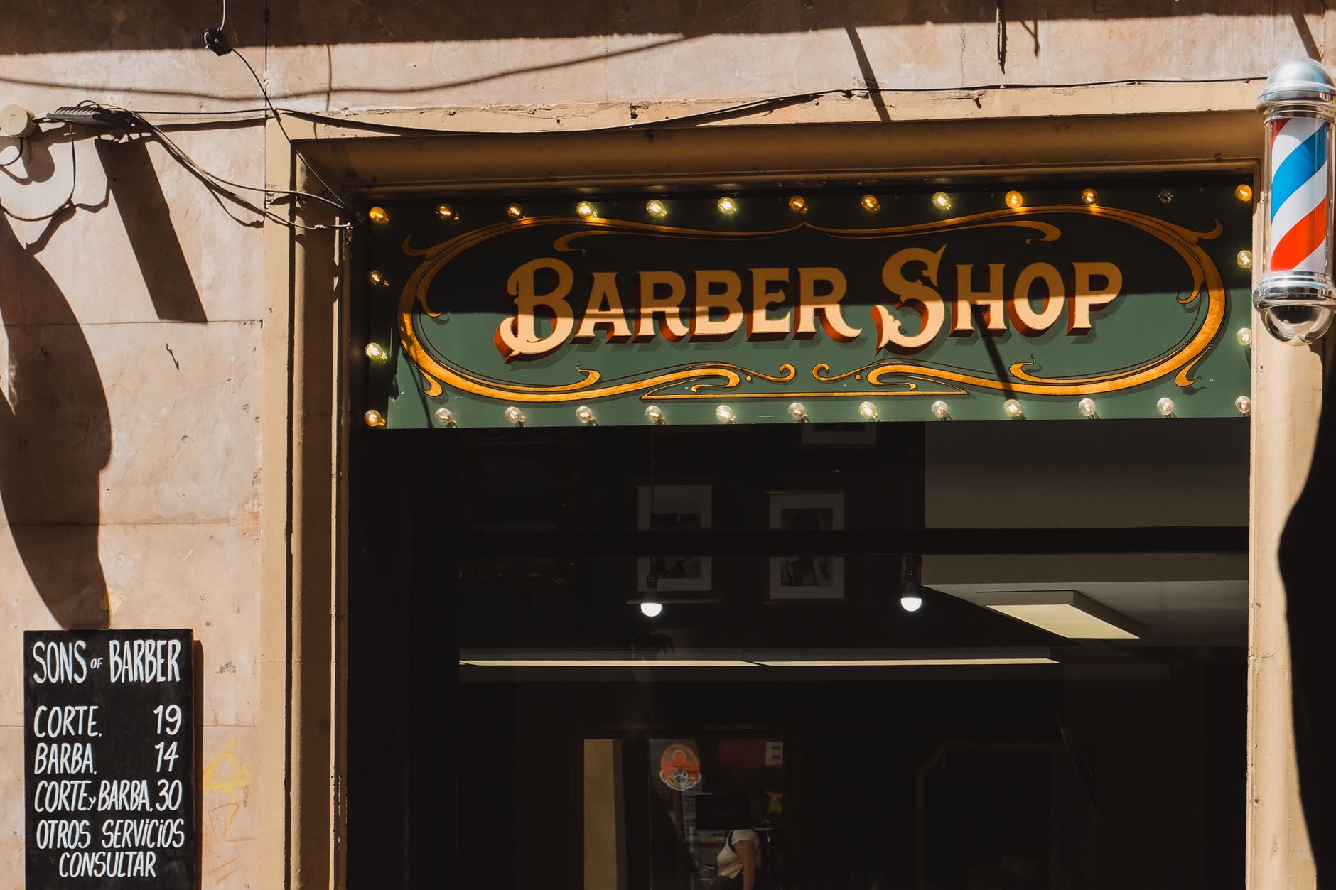 Tým barbershopu Mužský Střih před salonem na Vinohradech