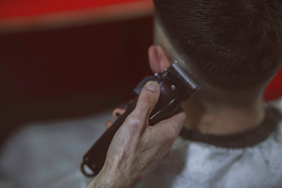 Fade nebo taper: rozdíl, který si klienti pletou nejčastěji